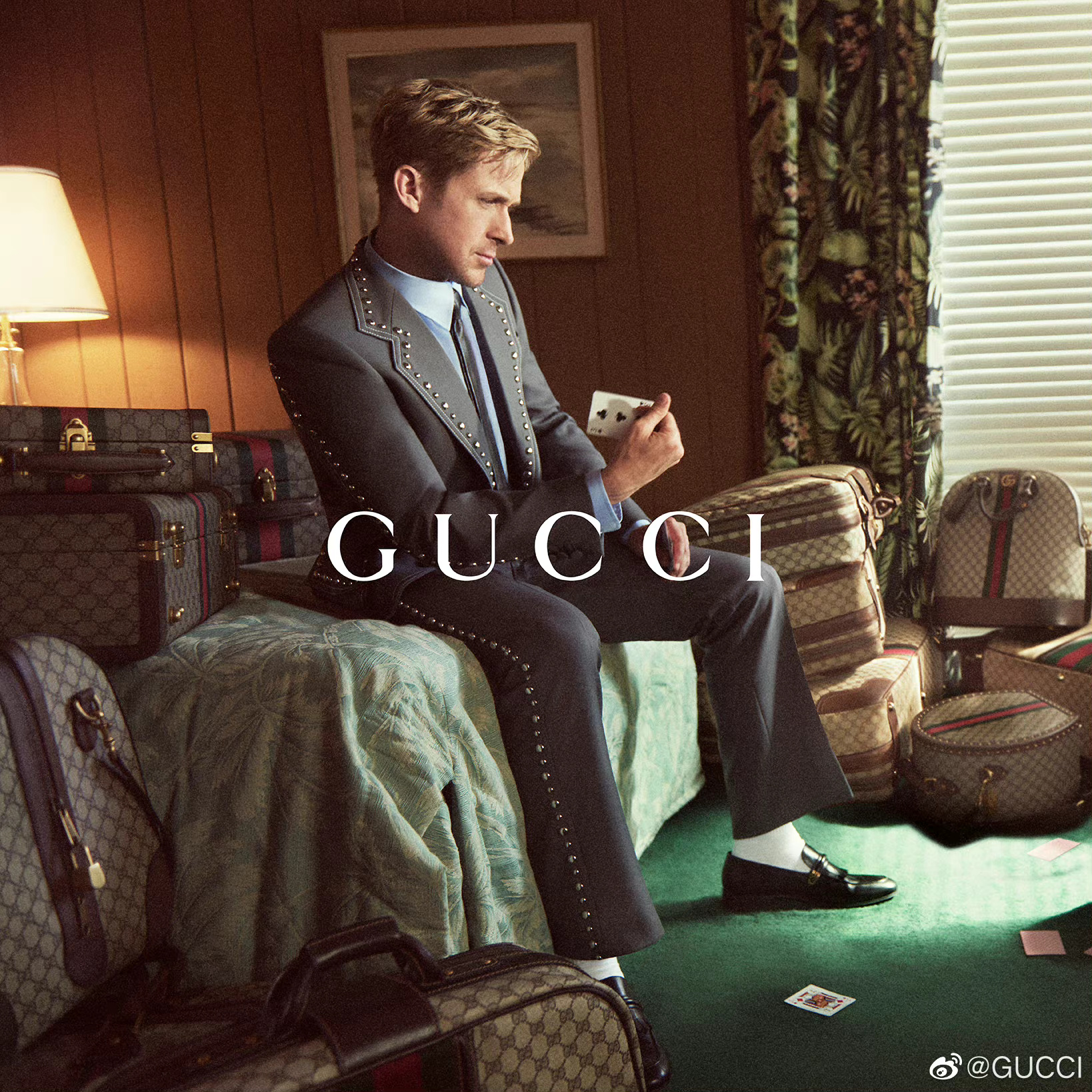 Gucci发布全新一季“gucci Valigeria 时尚大片”由加拿大男演员ryan Gosling瑞恩·高斯林出演。 华丽通