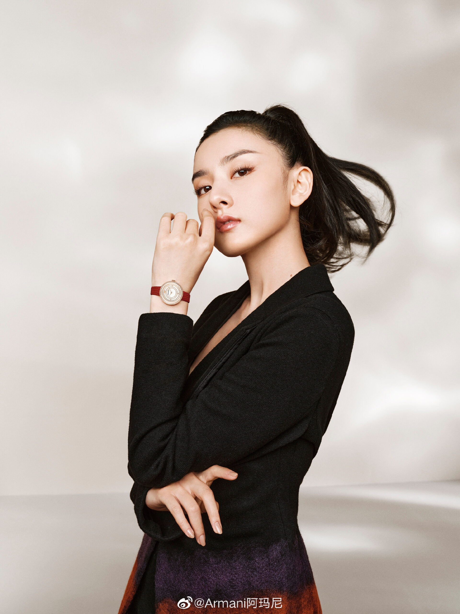 Armani阿玛尼宣布中国演员宋祖儿正式出任Emporio Armani大中华区及亚太区女士腕表及配饰形象代言人。 - 华丽通