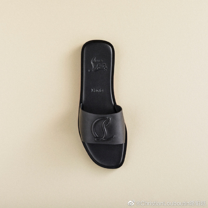 Christian Louboutin路铂廷推出全新Astroloubi系列运动鞋。 - 华丽通