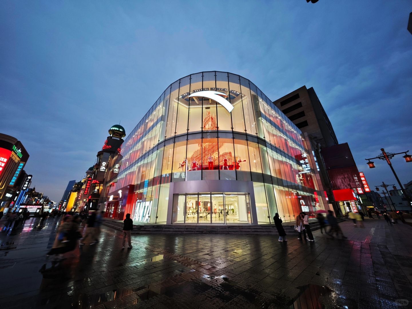 安踏体育11月26日发布公告，公司计划回购于2025年到期的10亿欧元零息有担保可换股债券。该债券由ANLLIAN Capital  Limited发行，现有可换股债券在新加坡证券交易所上市，相关的担保已于2020年1月和2月的公告中披露。 - 华丽快讯