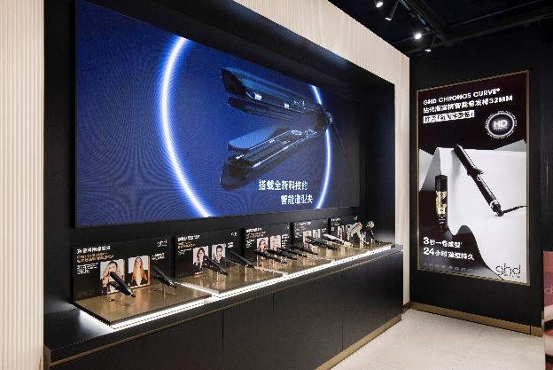 英国专业奢华美发造型品牌ghd于上海新天地东台里正式揭幕中国大陆首家线下精品店。适逢品牌成立25周年之际，ghd中国大陆首家精品店的落成，是 ...